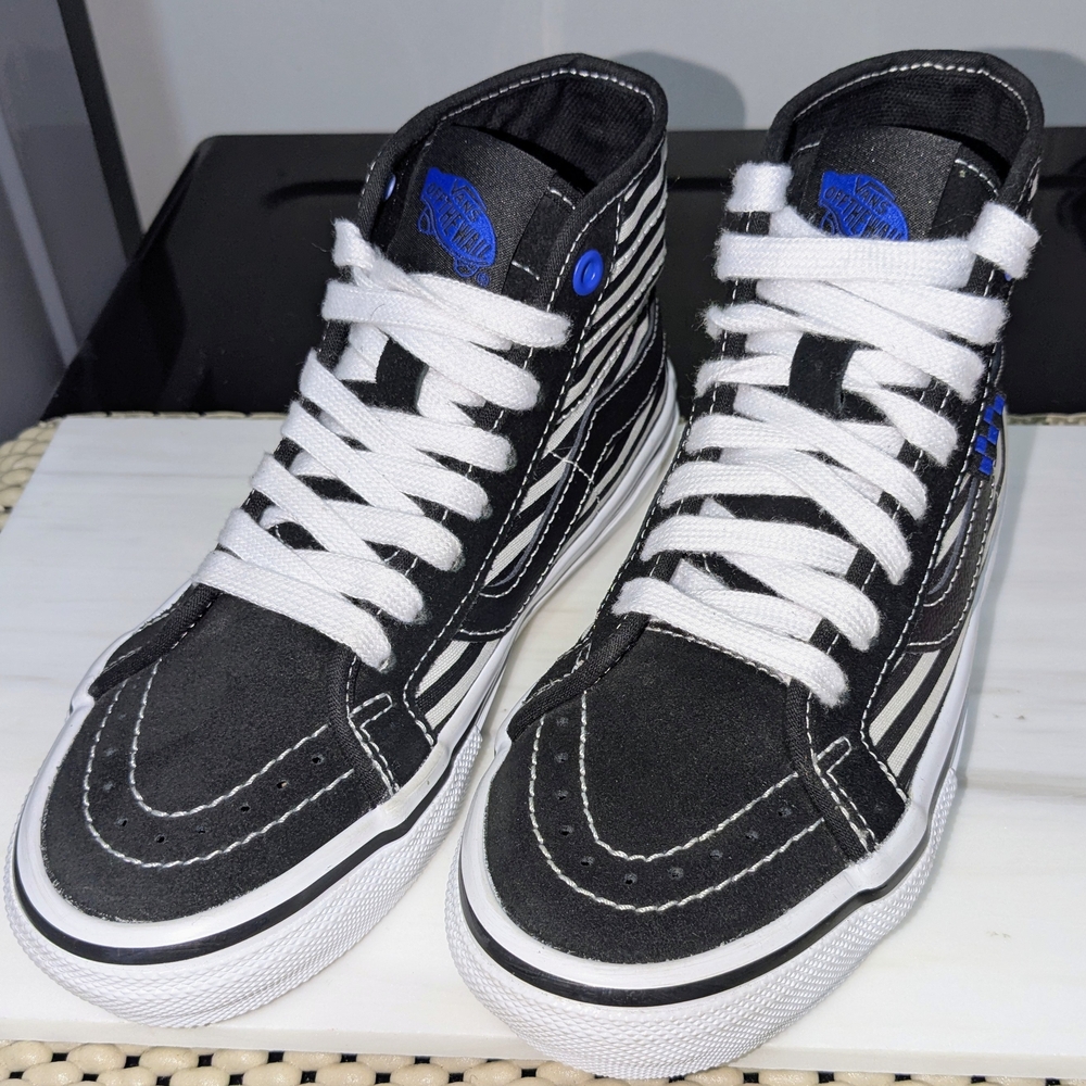 VANS NWOT Black & White High top Sneakers
